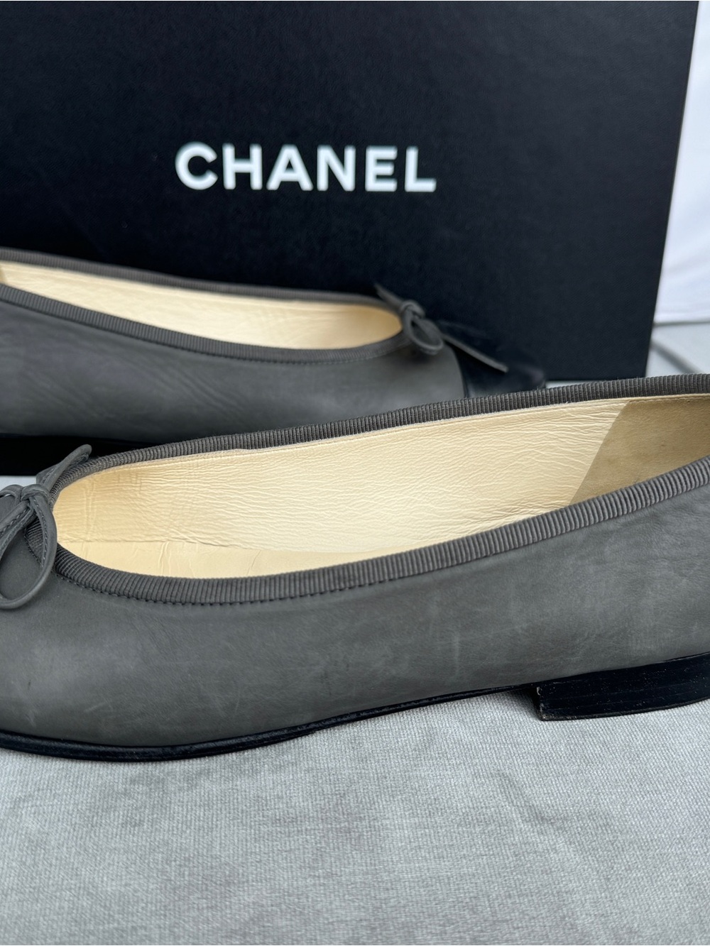 Chanel Gray and Black Leather Cap-Toe Ballet Flats with Bow - Aged Calfskin - Picture 4 of 10